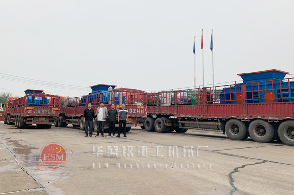 3臺1510對輥破碎機發往哈密